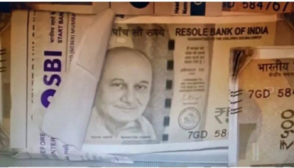 fake currency with anupham kher photo